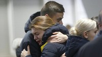 Sejumlah keluarga dan kerabat para korban tak mampu menahan air mata saat menyambut kedatangan jenazah para korban pesawat jatuh di Iran yang telah tiba di Bandara Bandara Internasional Boryspil, Ukraina. AP Photo/Efrem Lukatsky.
