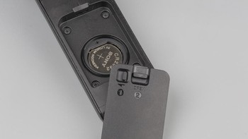 Tongsis ini dibekali baterai kancing. Foto: Sina Mobile 