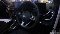 Terdapat pilihan mode mengemudi seperti: Normal, Eco, Sport, Mud dan Snow & Sand. Sementara untuk varian tertinggi sudah dilengkapi dengan fitur cruise control.
