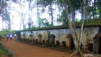 Terdapat delapan bangunan benteng pertahanan, dengan ruangan yang berukuran sekitar 2 x 3 meter. Bangunan ini memiliki 27 ruangan berpintu dan 25 jendela kecil di samping kiri dan kanannya. (Muhamad Rizal/detikcom)