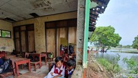Lantai kelas tampak dilapisi ubin tetapi sebagian besar di antaranya mengelupas. Jendela kelas juga tampak jebol.