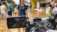 Jika sang ibu adalah peragawati senior, Nadia memilih karir sebagai presenter televisi. Saat banjir, Nadia tak segan turun langsung ke lapangan. Foto: Instagram nadiasoekarno