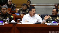 Dalam rapat kerja bersama Jaksa Agung ini, Wakil Ketua Komisi III Desmond J Mahesa mengatakan ada hal-hal yang tak hanya soal urusan hukum dalam kasus Jiwasraya. Desmond menegaskan Komisi III akan mendalami hal tersebut.
