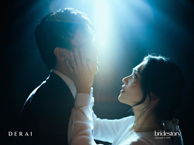 Kabar bahagia datang dari penyanyi Isyana Sarasvati dan kekasihnya, Rayhan Maditra yang melangsungkan pertunangan pada akhir Desember kemarin. Kini, pasangan yang telah menjalin hubungan asmara selama 12 tahun ini melakukan serangkaian foto prewedding manis. Foto: Instagram @thebridestory