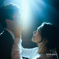 Kabar bahagia datang dari penyanyi Isyana Sarasvati dan kekasihnya, Rayhan Maditra yang melangsungkan pertunangan pada akhir Desember kemarin. Kini, pasangan yang telah menjalin hubungan asmara selama 12 tahun ini melakukan serangkaian foto prewedding manis. Foto: Instagram @thebridestory