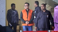 Risyanto Suanda meninggalkan gedung KPK usai diperiksa penyidik.