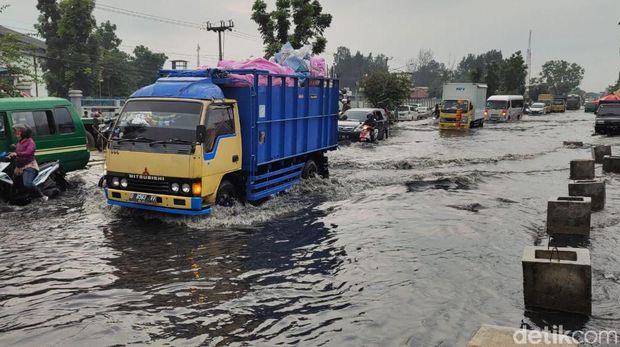 Banjir, Arus Lalu Lintas Bandung-Garut Tasik Sempat Lumpuh