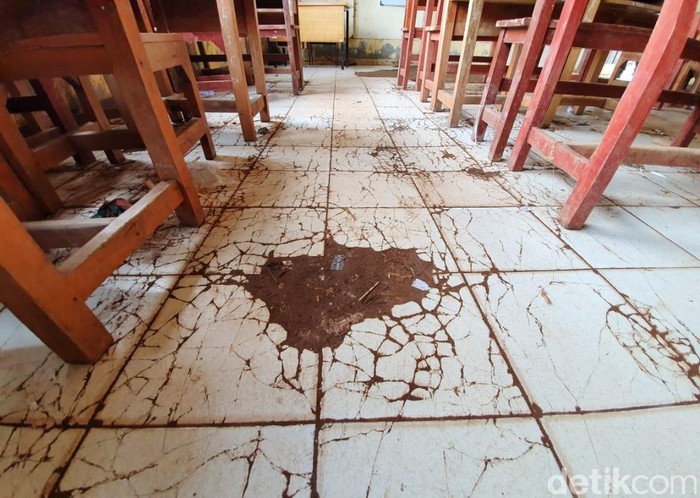 Kondisi gedung SDN Samudrajaya 04, Kabupaten Bekasi, sungguh memprihatinkan, Senin (20/1/2020). Plafon hingga keramik rusak parah.