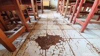 Lantai yang retak-retak membuat ruang kelas menjadi kumuh.