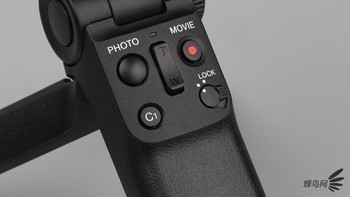 Terdapat tombol remote pengoperasian. Sisi kiri tombol shutter foto dan C1, di tengah ada tombol zoom, sementara di sisi kanan ada tombol move dan lock.