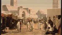 Hiruk pikuk di sekitar masjid di Kairwan, Tunisia. Pemotretnya sebagian besar tidak diketahui dan teknik pengambilannya telah lama hilang tau tak dipakai lagi, disebut photochrom atau suatu bentuk fotolitografi (Foto: Dok. Library of Congress)