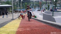 Pembangunan alun-alun ini memakan anggaran dana APBD sekira Rp 360 miliar.