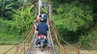 Untuk mempermudah akses kunjungan di keraton tersebut, bupati juga berjanji akan segera memperbaiki jembatan gantung yang terletak tak jauh dari lokasi keraton. Keberadaan jembatan menjadi sangat vital karena juga menghubungkan beberapa desa di sekitarnya (Rinto/detikcom)