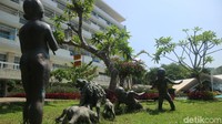 Meskipun warisan tempo dulu, beberapa spot dibuat lebih modern terlebih di bagian luar hotel yang berdekatan dengan lokasi kolam renang. Sebuah cafe lengkap dengan meja dan kursi berjajar berdekatan dengan pantai. (Syahdan Alamsyah/detikcom)