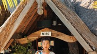Di Instagram, Nadia sering mengunggah foto-foto serunya saat liburan plus kulineran. Di Bali ia nikmati segelas jus buah segar untuk menghalau cuaca panas. Foto: Instagram nadiasoekarno
