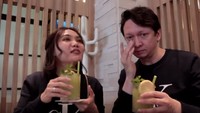 Kompak dengan mengenakan pakaian kembar, Josscy dan Rina Nose juga kompak memesan minuman yang sama. Foto: Youtube Rina Josscy