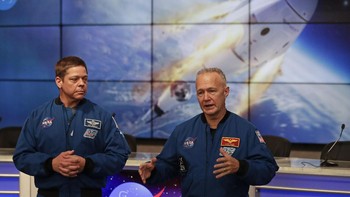 Selain Musk, astronot Bob Behnken dan Doug Hurley juga hadir. Mereka adalah dua astronot NASA yang akan diberangkatkan SpaceX menuju ISS dalam uji coba berawak. Foto: AP