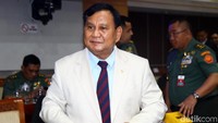 Menhan Prabowo nampak mengenakan setelan jas berwarna krem saat hadir dalam rapat kerja bersama DPR tersebut.