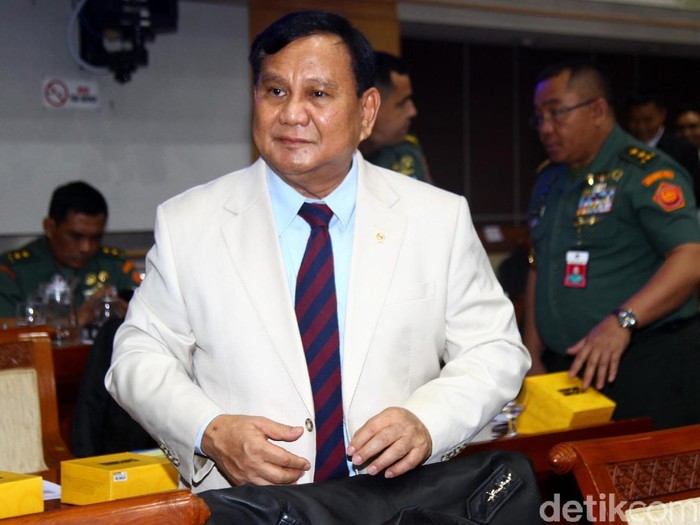 Menhan Prabowo Subianto dan Panglima TNI Marsekal Hadi Tjahjanto hadiri rapat kerja bersama Komisi I DPR. Raker itu salah satunya membahas soal Natuna.