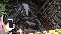 Dampak dari ledakan ini juga menghancurkan dapur dan kamar mandi milik Siti Jubaedah (54). Lokasinya memang berdampingan dengan rumah Rani.