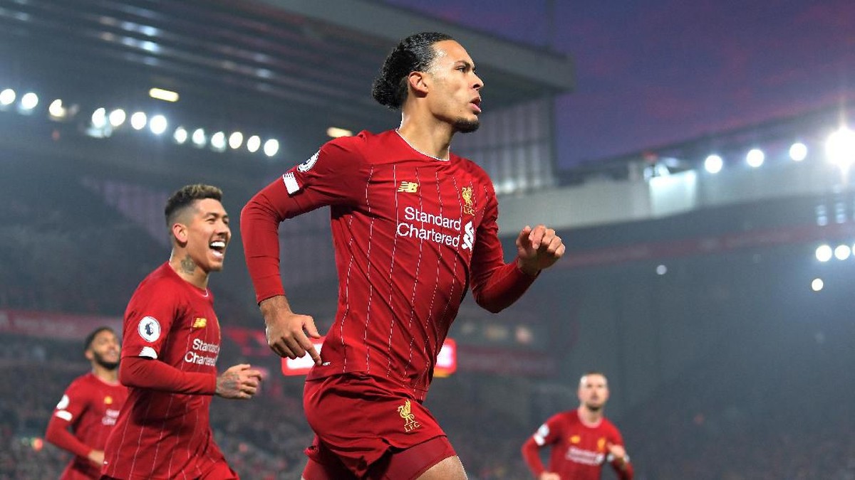 Virgil van DIjk mencetak angka di laga Liverpool vs MU (Foto: Photo by Michael Regan/Getty Images)