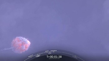 Setelah kapsul Crew Dragon menjauh, mesin roket Falcon 9 kemudian dimatikan dan roket tersebut meledak dengan sengaja. Foto: SpaceX/NASA