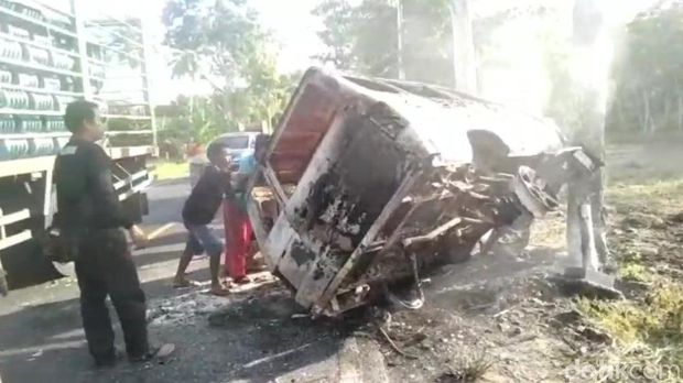 Mobil Tabrak Pohon Lalu Terbakar di Pangandaran, Pengemudi Tewas
