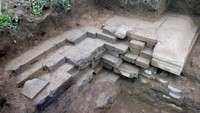 Tusar menjelaskan batuan itu ditemukan di kedalaman sekitar 1 meter. Lokasinya dekat dengan kompleks Candi Arjuna. Foto: Istimewa.