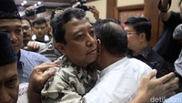 Meski divonis 2 tahun penjara dan denda Rp 100 juta subsider 3 bulan kurungan, majelis hakim tidak menjatuhkan hukuman tambahan bagi eks anggota DPR Romahurmuziy alias Rommy yaitu pencabutan hak politik.