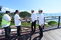Presiden Jokowi bersama jajarannya di Puncak Waringin (Biro Pers Setpres)
