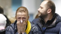 Isak tangis mewarnai kedatangan jenazah para korban pesawat jatuh di Iran yang tiba di Bandara Internasional Boryspil pada Minggu (19/1) waktu setempat. AP Photo/Efrem Lukatsky.