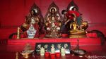 Sambut Imlek Patung-patung di Wihara Dharma Bakti Dibersihkan