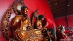 Sambut Imlek Patung-patung di Wihara Dharma Bakti Dibersihkan