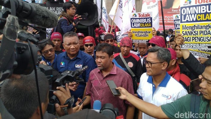 Presiden KSPI Said Iqbal di depan gedung DPR.