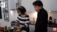 Momen masak bareng Josscy dan Rina Nose banyak diunggah di channel youtubenya. Seperti pada kesempatan kali ini mereka masak dengan menggunakan bumbu-bumbu yang belum dipakai sebelumnya. Foto: Youtube Rina Josscy