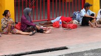Sebagian dari mereka memilih tiduran di depan pagar wihara.