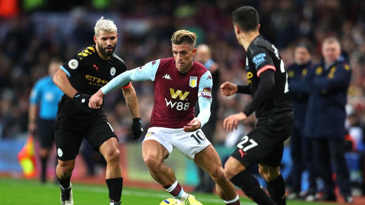 Jack Grealish dipantau Manchester United. (Foto: Catherine Ivill/Getty Images)