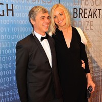 Lucy Southworth, istri Larry Page, cofounder GoogleLucy Southworth merupakan mantan saintis penelitian. Ia kuliah di kampus-kampus bergengsi dunia, seperti University of Pennsylvania, Oxford University, dan University of Stanford. Pasangan ini menikah pada 2007 dan punya dua anak. Foto: Steve Jennings/Getty Images