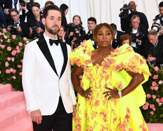 Serena Williams, istri Alexis Ohanian, cofounder RedditPetenis Serena Williams juga diperistri bos teknologi. Bukan rahasia lagi jika Serena merupakan ratu di lapangan yang telah memenangkan 23 gelar grand slam dan empat emas Olimpiade. Keduanya kini sudah memiliki dua orang anak. Foto: Dimitrios Kambouris/Getty Images