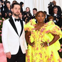 Serena Williams, istri Alexis Ohanian, cofounder RedditPetenis Serena Williams juga diperistri bos teknologi. Bukan rahasia lagi jika Serena merupakan ratu di lapangan yang telah memenangkan 23 gelar grand slam dan empat emas Olimpiade. Keduanya kini sudah memiliki dua orang anak. Foto: Dimitrios Kambouris/Getty Images