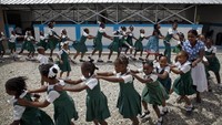 Juli 2011, Para siswa bermain di lingkungan Sekolah Dasar Mamalu di Port-au-Prince. Bangunan ini sempat rusak sebelumnya dan berhasil direnovasi menjadi fasilitas semi permanen oleh UNICEF. Istimewa/UNICEF/Dormino.