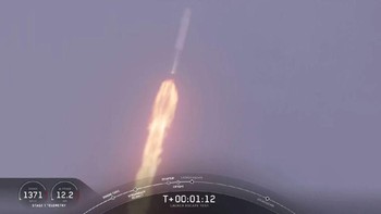 Booster roket Falcon 9 membara beberapa saat setelah meluncur. Foto: SpaceX/NASA