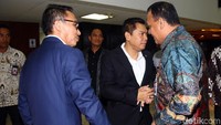 Pertemuan pimpinan KPK bersama Komisi III sebelumnya diketahui dari pernyataan Wakil Ketua Komisi III Desmond J Mahesa. Desmond sempat menskors rapat bersama Jaksa Agung untuk bertemu dengan Firli cs.