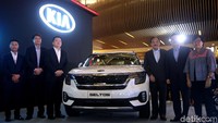 SUV ini tengah ngehit di beberapa negara seperti India, dan menjadi SUV nomor satu di sana. Di Indonesia mobil berkapasitas lima penumpang ini dibekali mesin 1.4 L Turbo (1.363 cc) dikawinkan dengan transmisi 7 percepatan DCT.