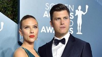 Scarlett Johansson bersama Colin Jost saat menghadiri acara SAG Awards 2020 di California, Amerika Serikat pada Minggu (19/1) waktu setempat. Gregg DeGuire/Getty Images for Turner