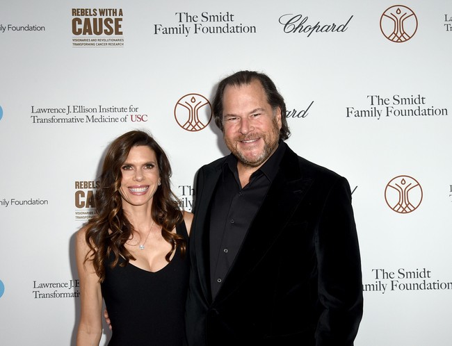 Lynne Benioff, istri Marc Benioff, founder dan co-CEO SalesforceSeperti banyak istri bos teknologi, Lynne adalah seorang filantropis. Ia dan suami bahkan telah menandatangani Giving Pledge yakni sebuah janji untuk memberikan sebagian besar kekayaan sebagai amal dari pada diteruskan kepada keluarga. Foto: Joshua Blanchard/Getty Images