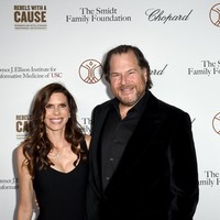 Lynne Benioff, istri Marc Benioff, founder dan co-CEO SalesforceSeperti banyak istri bos teknologi, Lynne adalah seorang filantropis. Ia dan suami bahkan telah menandatangani Giving Pledge yakni sebuah janji untuk memberikan sebagian besar kekayaan sebagai amal dari pada diteruskan kepada keluarga. Foto: Joshua Blanchard/Getty Images