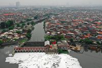 Cara Jitu Risma Atasi Banjir yang Bikin Bangga Surabaya