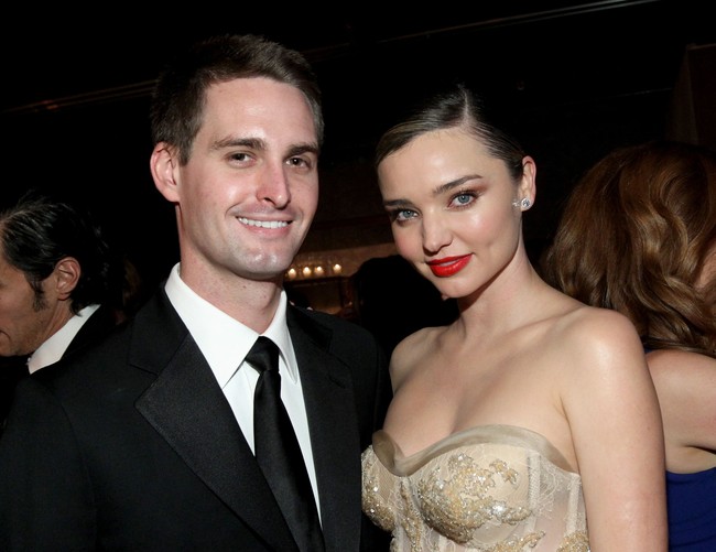 Miranda Kerr, Evan Spiegel, istri founder dan CEO SnapPernikahan Miranda Kerr dan bos Snapchat Evan Spiegel dua tahun lalu jadi perbincangan. Miranda dikenal sebagai model Victorias Secret. Mereka bertemu dalam makan malam yang diadakan Louis Vuitton. Kini, Miranda lebih fokus pada brand kecantikannya, Kora. Foto: Tommaso Boddi/Getty Images