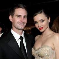 Miranda Kerr, Evan Spiegel, istri founder dan CEO SnapPernikahan Miranda Kerr dan bos Snapchat Evan Spiegel dua tahun lalu jadi perbincangan. Miranda dikenal sebagai model Victorias Secret. Mereka bertemu dalam makan malam yang diadakan Louis Vuitton. Kini, Miranda lebih fokus pada brand kecantikannya, Kora. Foto: Tommaso Boddi/Getty Images